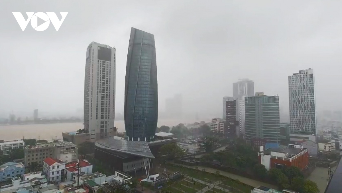 Những hình ảnh đầu tiên bão số 9 đổ bộ tại Đà Nẵng